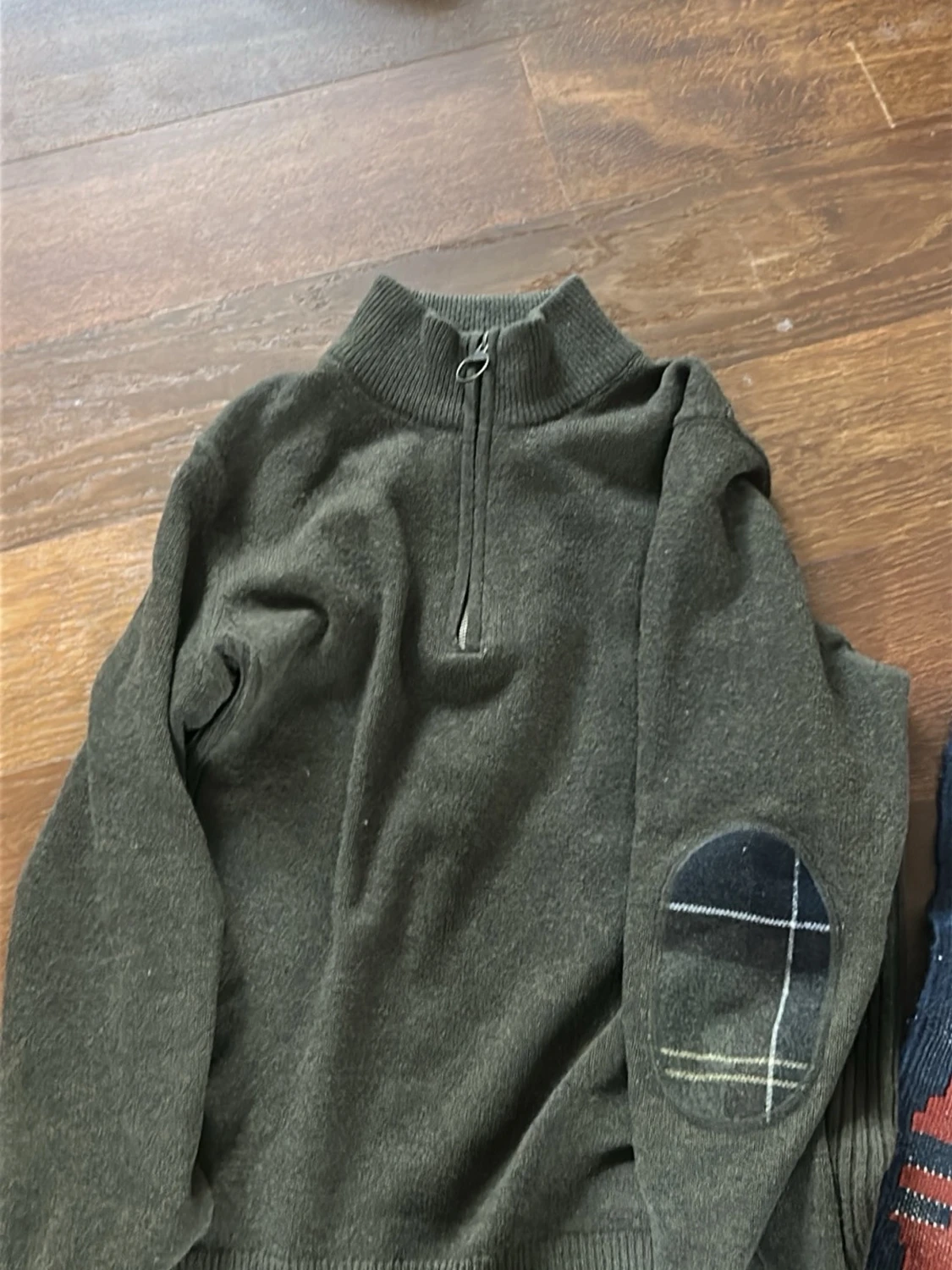 Olivgrön stickad tröja med dragkedja