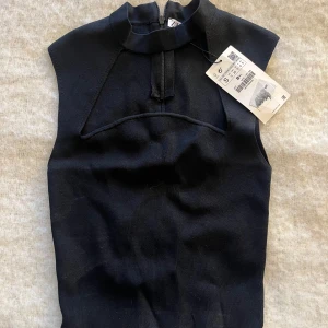 Svart fest topp från Zara - Snygg svart fest topp från Zara med hög krage och dragkedja bak. 🥰Pris kan diskuteras!!