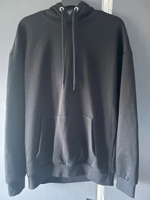 Svart hoodie med ficka framtill från pier one - Svart hoodie ifrån Pier one helt ny bara testat storlek xs skriv ifall ni har några frågor🤩
