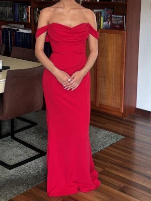 Balklänning röd - Stilig röd balklänning med offshoulder-design och draperad överdel. Klänningen har en figurnära passform och faller elegant längs kroppen. Perfekt för dig som vill sticka ut på bal eller fest. Materialet känns mjukt och följsamt. Använd en gång, köpt från bubbelroom, ordnarie pris 1200kr. Priset går att diskutera.