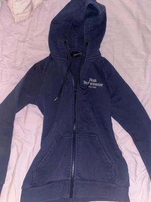 Peak performance zip - Säljer min älskade peak performance zip då den är lite för liten!❤️‍🔥 storlek xs! Den har lite anvöndningstecken (se bild)
