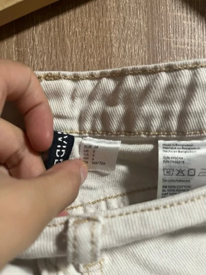 Beige cargobyxor från H&M, strl 38 - Snygga beige cargobyxor från H&M i 100% bomull. Byxorna har flera praktiska fickor, bland annat med dragkedja och lock, samt coola sömdetaljer. Perfekta för en avslappnad och trendig look. Pris går att diskutera