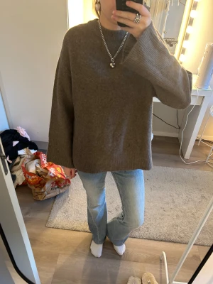 Brun stickad tröja  - Jätte fin brun stickad tröja från lager -57 i storlek xs! Säljs då den ej kommer till användning! (OPS! Tröjan har ett litet hål men inget som man tänker på!)  Djur och rökfritt hem! Skickar snabbt!