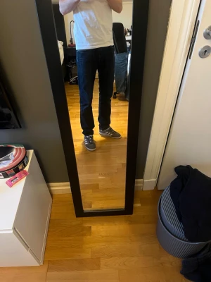 Lee DAREN - Säljer ett par mörkblå jeans från lee. Trendiga och otroligt bekväma, byxorna ger en lite mer avslappnad och street stil. Han på bilden väger 65 kg och är 183 cm lång och storleken 31/32 passar perfekt😄 skriv vid funderingar!
