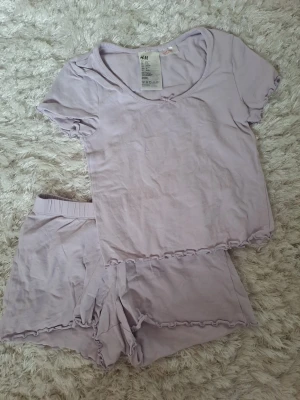 Ljuslila pyjamas - Gulligt ljuslila pyjamas-set från H&M med kortärmad topp och shorts. Pyjamasen är I stl 134/140. Skriv vid intresse! 💕