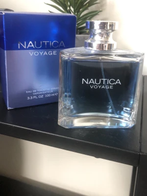 Nautica Voyage Eau de Toilette 100ml - Fräsch parfym från Nautica, Voyage, i en stilren glasflaska med silverfärgad kork. Perfekt för dig som gillar marina och friska dofter. 🐬🌸Använd endast tre gånger🙃. Ny pris: 400kr, säljer för endast 149!