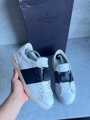 Valentino open skor - Skicket är jätte bra 9/10 | box ingår | storlek 42 passar större | givetvis äkta!! | skriv vid frågor🫡