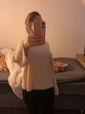 Vit  stickad tröja - Mysig vit stickad tröja 🌸