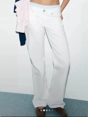 Vita raka jeans med låg midja Zara 32 helt nyq - Säljer ett par vita jeans med låg midja och raka ben. Helt nya med prislapp kvar! Skulle använda men tyckte senare att de inte passade mig bra! Jag är 163 och de är några cm förlånga!