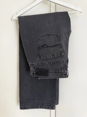 Jeans Urban outfitters Kayla Lowrider - Säljer mina grå jeans från urban outfitters i storlek 27W 32L, då dom är för små. Skulle säga att dom passar dom mellan Xxs-S i storlek. Nypris är 700kr, men säljer dom för 400kr då dom är i väldigt bra skick och nästan aldrig använda. Pris kan diskuteras 💗