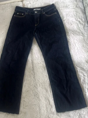 Marin blå NA-KD Lågmidjade  - Snygga nakd jeans som är lpgmidjade och populära nu. Passar någon som är 160-165