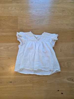 Vit topp - Vit blus som är I jätte bra skick 