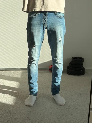 Blå slitna slim fit jeans - Slitna ljusblåa SlimFit jeans från Jack & Jones.              Storlek: W29 || L32 (är själv 174 cm)                               Mått finns på sista bilden || priset går att diskuteras