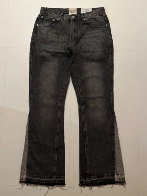 Gallery Dept Flared Jeans - Ett par svarta/mörgrå flared jeans, Gallery Dept, nyskick, knappt använda. Storlek S.  