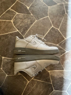 Airforce One Limited Edition  - Ett par fett snygg knappt använda Airforce i limited edition. Skorna har inga defekter därmed i fint skick. Passar perfekt i storlek och är mörkgröna.                                                                 Priset kan diskuteras!