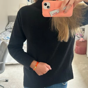 Svart stickad polotröja - Säljer en svart stickad polotröja med lång ärm och ribbade muddar. Tröjan har en enkel och stilren design som passar perfekt till jeans eller kjol. Materialet ser mjukt och bekvämt ut, perfekt för kyligare dagar. Står stl Xs men passar S-M❤️