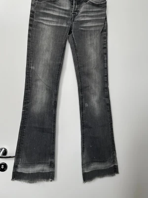 Designer jeans från Fornarina - Designerjeans från Fornarina (Italy) i en trendig tight flared-modell med låg midja. Jeansens rå/nött finish ger en vardagschic look.  Mycket bra skick utan några skavanker.  Längd 93 cm Midja 34 cm (68 cm i omfång) Storlek: XS / W25          