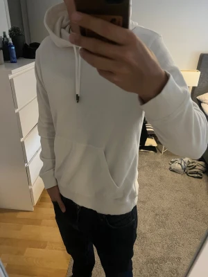 Vit hoodie från BOSS med huva - Säljer en stilren vit hoodie från BOSS med broderad logga på bröstet. Hoddien är helt oanvänd med handduksmatrial 
