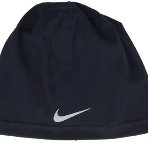 Svart mössa från Nike - Snygg svart mössa från Nike med den klassiska vita swoosh-loggan framtill. Enkel och stilren design som passar till det mesta. Tillverkad i mjukt och stretchigt material för skön passform.