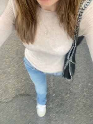 Intimissimi Beige långärmad tröja - En enkel och mjuk beige långärmad tröja från Intimissimi i tunnare material. Tröjan har rund halsringning och en slim fit passform som sitter snyggt på kroppen. Perfekt att styla med jeans eller kjol för en clean look. Säljer då den inte kommer till användning. Storlek S men passar perfekt för er som har storlek XS också. Kom DM för intresse eller om ni vill ha fler bilder eller har frågor! 💕