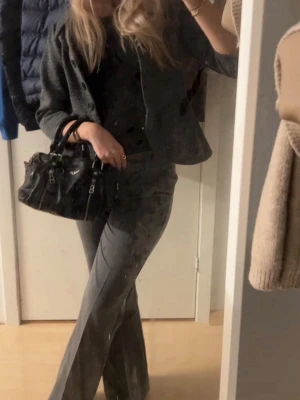  Zadig & Voltaire sunny bag  - Snygg svart handväska i läder från Zadig & Voltaire i sunny modellen med silverfärgade detaljer och två dragkedjor framtill. Väskan har både handtag och en avtagbar axelrem, samt den ikoniska loggan i metall. Perfekt storlek då den är medium varianten . Nypris :5000kr      ⚠️har dock en trasig dragkedja fastän den går att stänga ( detta går dock att enkelt lösa hos en skomakare)