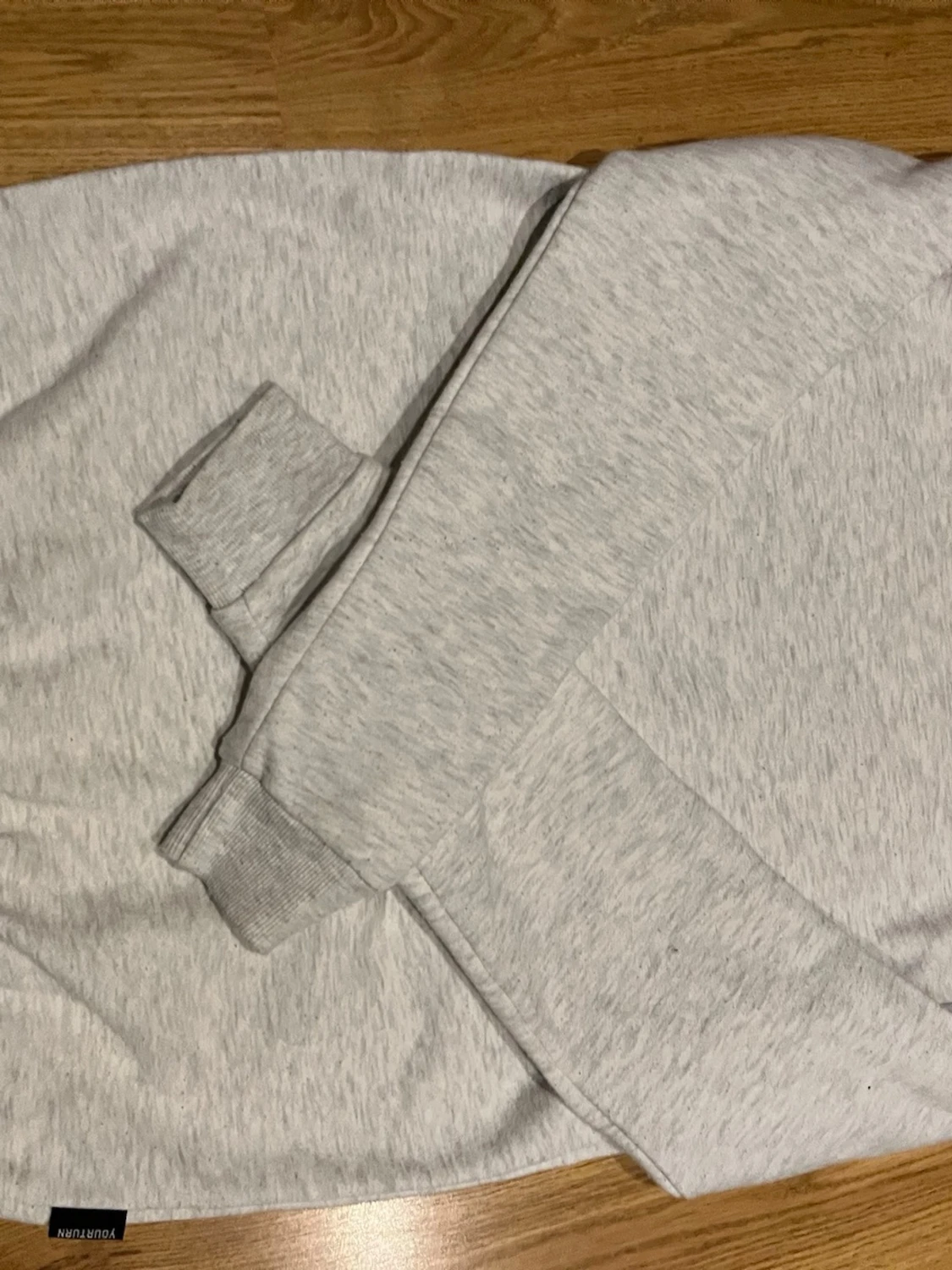 Ljusgrå hoodie från YOURTURN - 1