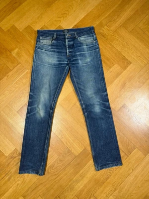 APC petit standard dry selvage jeans  - Riktigt schyssta selvage jeans ifrån apc tyvär ett hål i skrevet men går att laga, annars riktigt feta jeans endast 999kr