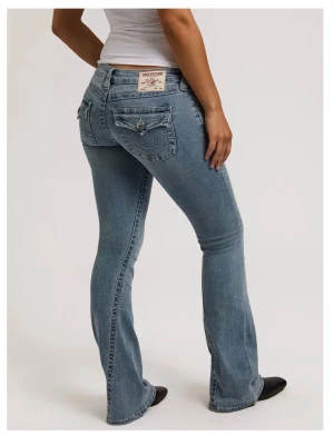 True religion jeans joey - Low waist bootcut jeans från true religion i modellen joey, bara använda ett par gånger 💕 Storlek w26 Innerbenslängd: 81-82 cm 💗 Skriv för fler bilder (Pris kan diskuteras) 