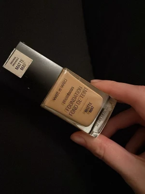Wet n Wild Photo Focus Foundation - Foundation från Wet n Wild i serien Photo Focus. Färgen är ljusbeige med matt finish. Kommer i en rektangulär glasflaska med svart plastlock. Perfekt för en jämn och naturlig bas med matt resultat.