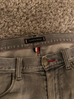 Tommy hillfiger jeans gråa - Ett par gråa jeans ifrån tommy hillfiger som är i super bra skick