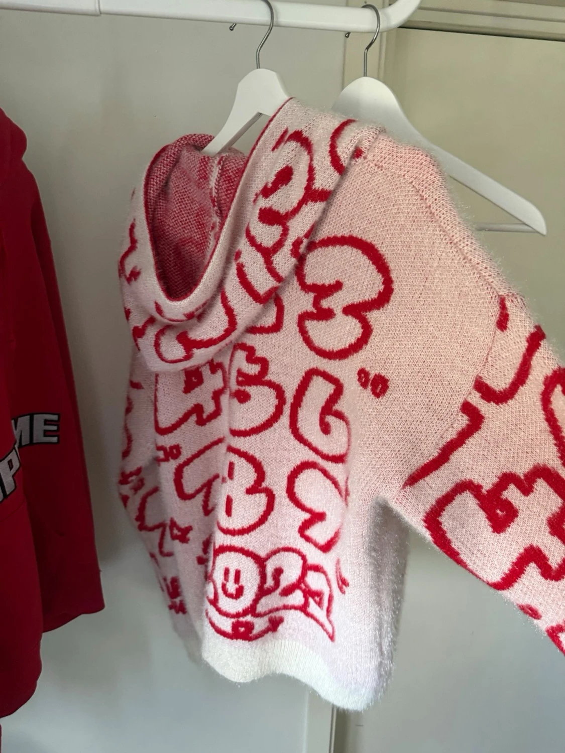 Rosa stickad tröja med röda siffror - 1