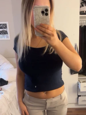 Mörkblå croppad topp - Snygg mörkblå T-shirt/ topp storlek s 