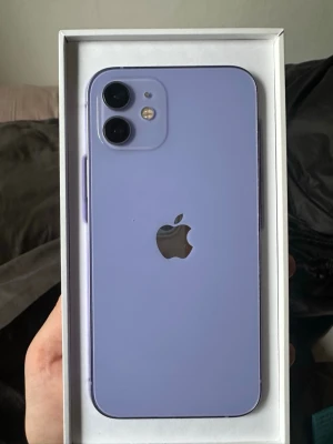 Lila iPhone 12 - Apple iPhone 12 smartphone med 128 GB intern lagring. Självklart olåst. Helt fläckfri, fungerar som ny. Jag har uppgraderat så säljer nu denna. Tveka inte att fråga eller diskutera pris!
