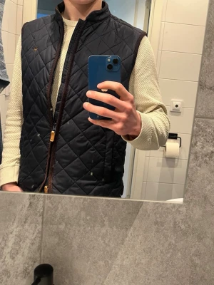 Morris väst - Säljer min Morris väst som jag har haft ett år nu men är fortfarande i väldigt bra skick. Nypris 2000kr. Det är bara att höra av sig om du har frågor. Priset kan diskuteras!🔥💯