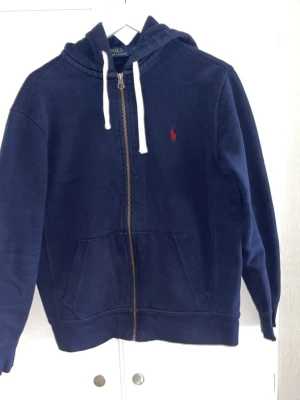 Ralph Lauren zip - Jag säljer en Ralph Lauren zip i väldigt fint skick. Storlek M, färg är marinblå. Pris kan diskuteras.
