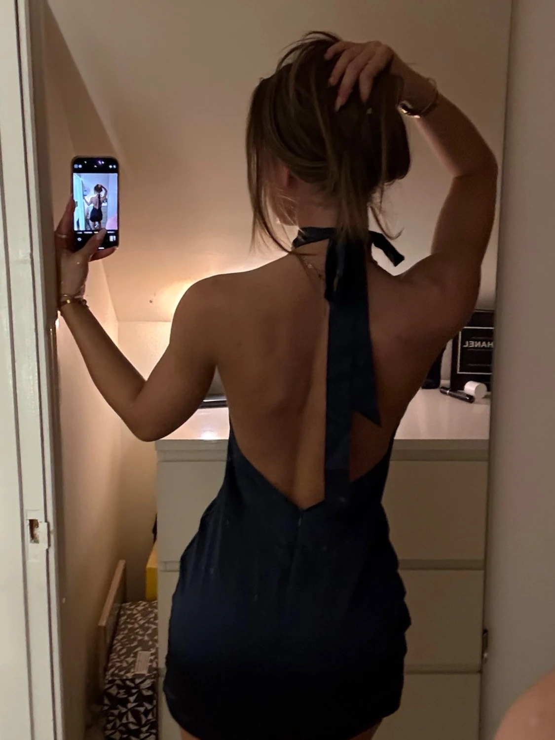 Marinblå kort klänning med öppen rygg