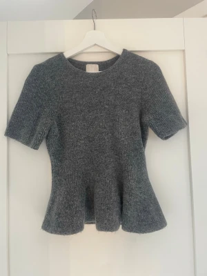 Figursydd stickad tröja  - Sparsamt använd