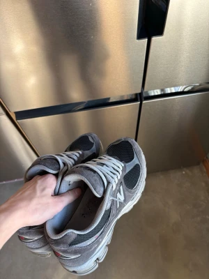 New Balance 2002  - Sköna gråa new balance 2002 som endast är använda ett fåtal gånger. Storleken är 43 men skulle säga att den även passar storlek 42. Kvitto finns, skriv vid frågor!