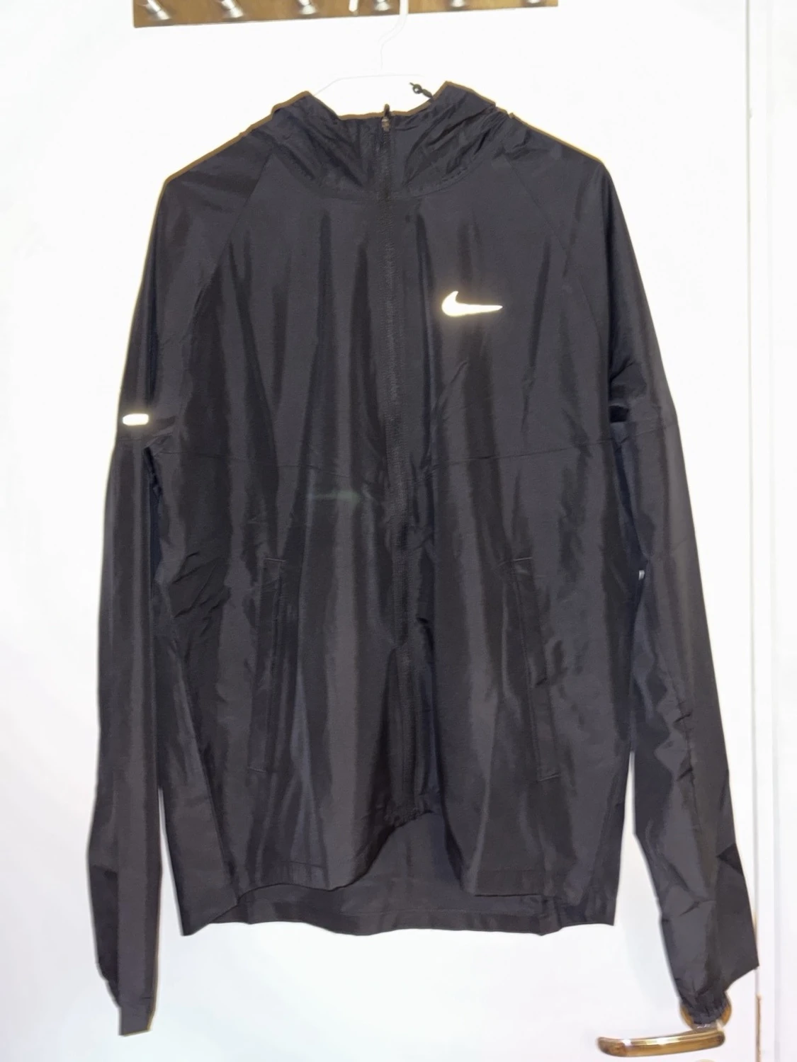 Svart vindjacka från Nike med huva