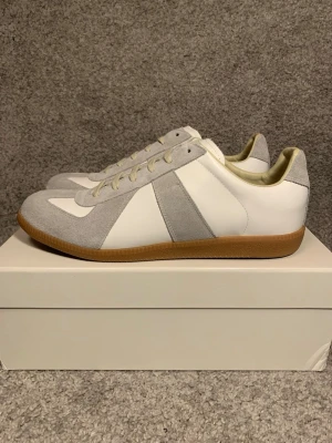 Maison Margiela Gats Vit - Säljer dessa maison i 42, skickar samma dag. Hör av dig vid frågor?🙌🏼