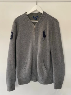 Ziptröja Ralph Lauren - Säljer denna Polo Ralph Lauren ziptröja. I storlek Xl för barn men passar S perfekt i mycket bra skick.