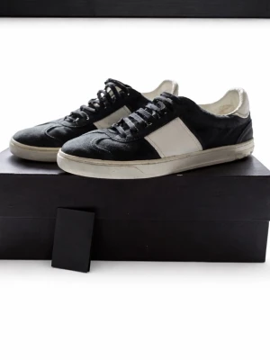 Valentino Flycrews - Säljer ett par snygga svarta och vita sneakers från Valentino. Skorna har en klassisk låg modell med rund tå och platt sula. Perfekta för dig som gillar stilrena och tidlösa sneakers med en exklusiv touch. 11/22 nitar