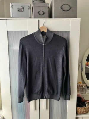 Exklusiv Gran Sasso hel zip / full zip kofta med dragkedja 100% virgin wool - Jätte fin och exklusiv hel zip tröja Från Gran Sasso, Kvalitet märke Skicket på tröjan är jätte bra, precis som ny  Färgen är en blandning av blå och grå/vit Storlek 46 vilket motsvarar S i europeisk storlek  100% virgin wool vilket ger tröjan en känsla i världsklass Skicka meddelande vid några funderingar Komma gärna även in mina andra annonser