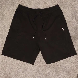 Svarta Ralph Lauren shorts - Säljer ett par Svarta Polo Ralph Lauren shorts || Storlek M || pris kan diskuteras vid snabb affär 
