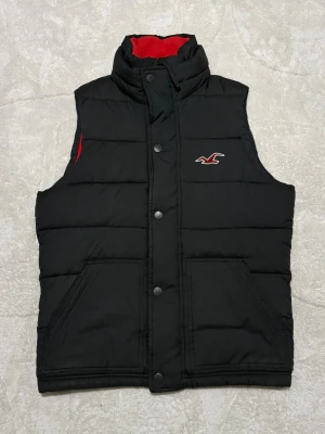 Hollister väst - Svart/röd väst från hollister, mycket bra skick✅