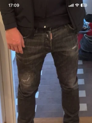 Svarta slitna jeans från Dsquared2 - Säljer ett par svarta jeans från Dsquared2. 