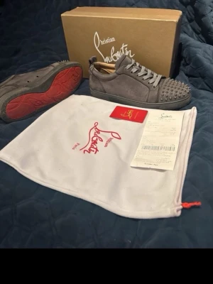  Christian Louboutin skor Storlek 43 - Äkta Christian Louboutin-skor i fint skick 🔥 Klassiska med röd sula  passar till allt!  ✨ Storlek: [43] ✨ Skick: Bra (använda få gånger) ✨ Dustbag/kartong finns  Nypris: ca [6800kr]   100% äkta   inga kopior ❗️ Först till kvarn, kan skickas direkt 📦  Skriv vid intresse eller för fler bilder. Två bitar är borta 