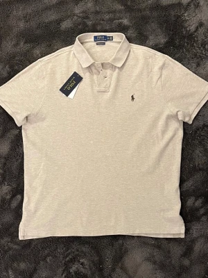 Polo Ralph lauren piké - Super fin beige Ralph lauren pike i ny skick, storlek XL passar L. Nypris 1600kr mitt pris endast 499kr. Hör av er vid frågor. Mvh Trend closet😊