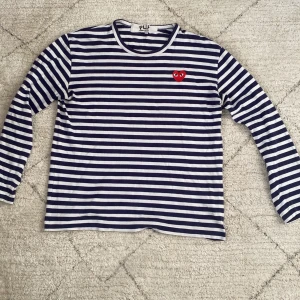 Randig tröja från Comme des Garçons - Säljer en stilren randig tröja från Comme des Garçons, tröjan är i L men sitter som S, hör av er vid minsta fundering! 😀