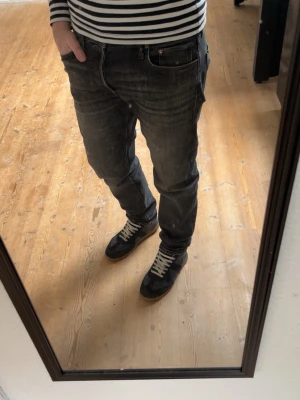 Svarta slim fit jeans - Säljer ett par svarta slim fit jeans med lätt tvättad look och klassisk femficksmodell. Jeansen har normal midja och raka ben, perfekta till vardagsstilen. Materialet är mjukt och stretchigt för extra komfort.